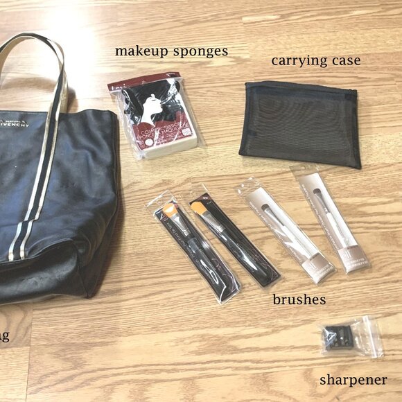 New Makeup Bag Givenchy with Accessories - Picture 2 of 5